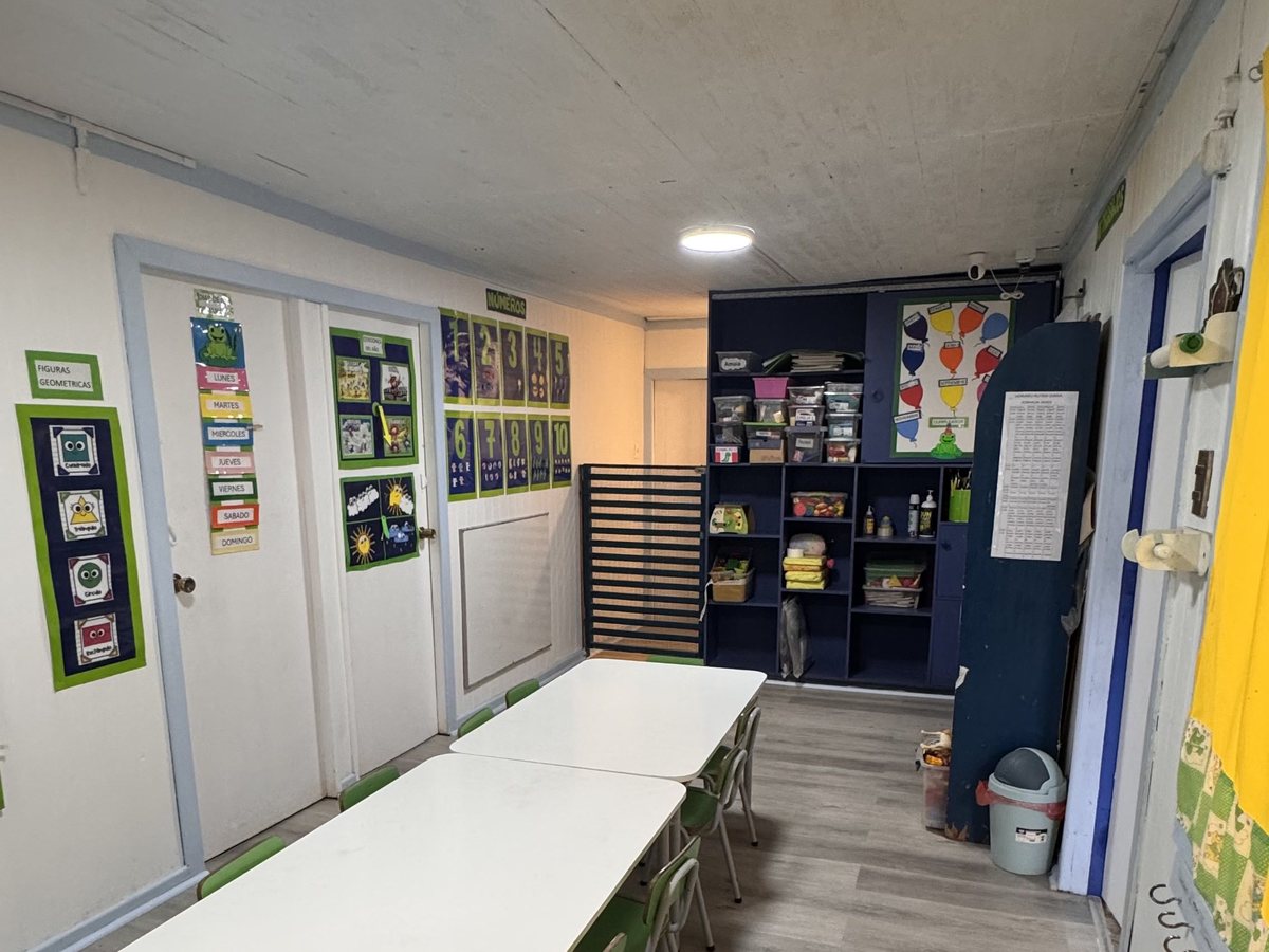 Sala del nivel medio mayor, con pizarras y murales a la altura de los niños