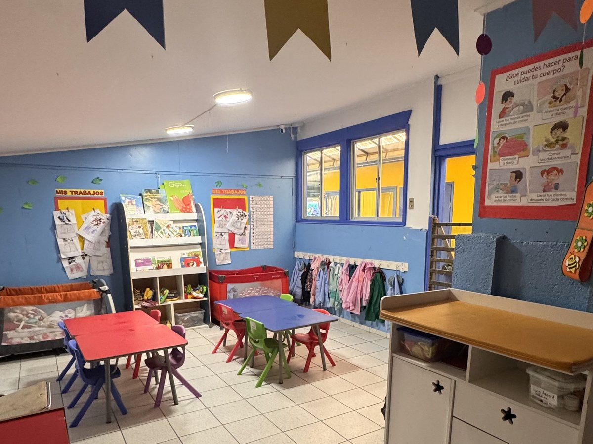 Sala del jardín decorada con banderines de colores